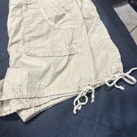 Tan lightweight shorts with cinched at hemline of each leg. Great pockets - Picture 4 of 5